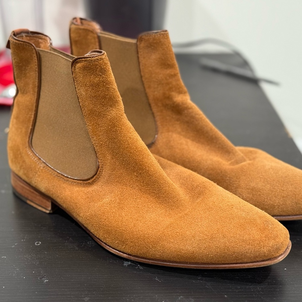 Aldo Tan Chelsea Boots Sleek Suede Design